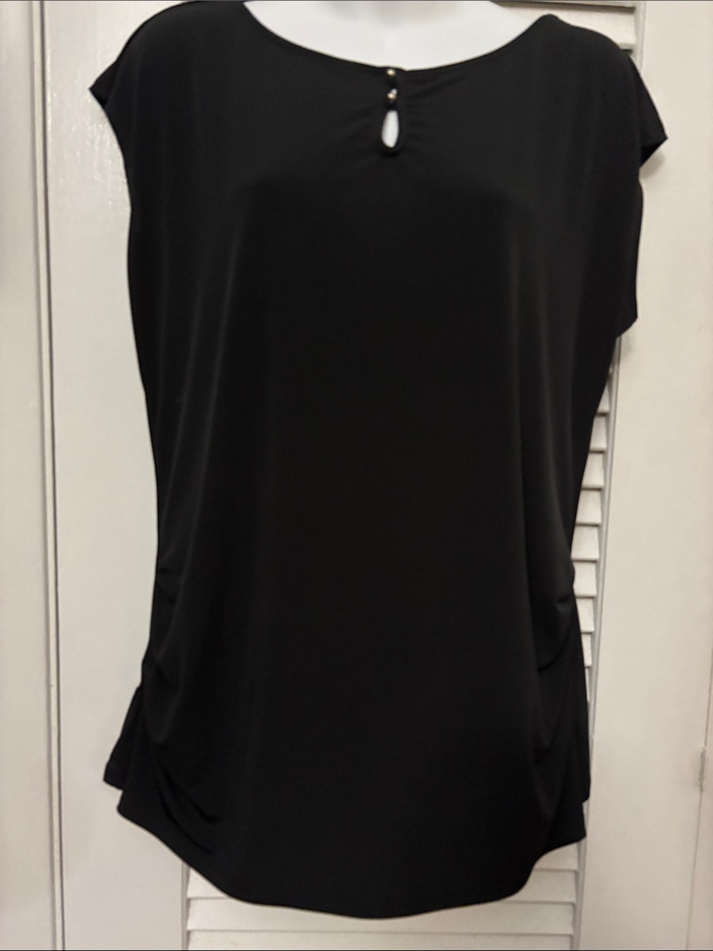L- New York & ConpanyWomen's Black Keyhole Cap-Sleeve Top